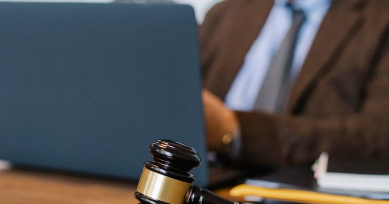 Mentions légales d'un site : ce qui est obligatoire en 2026